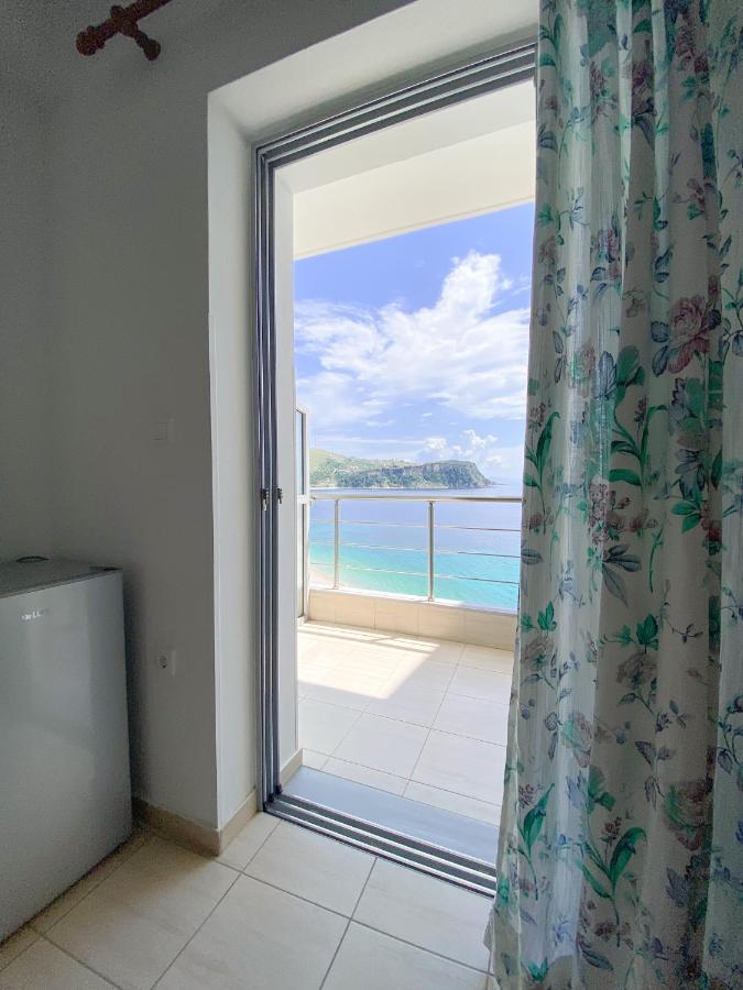 Dinos Apartaments Himare Exterior foto